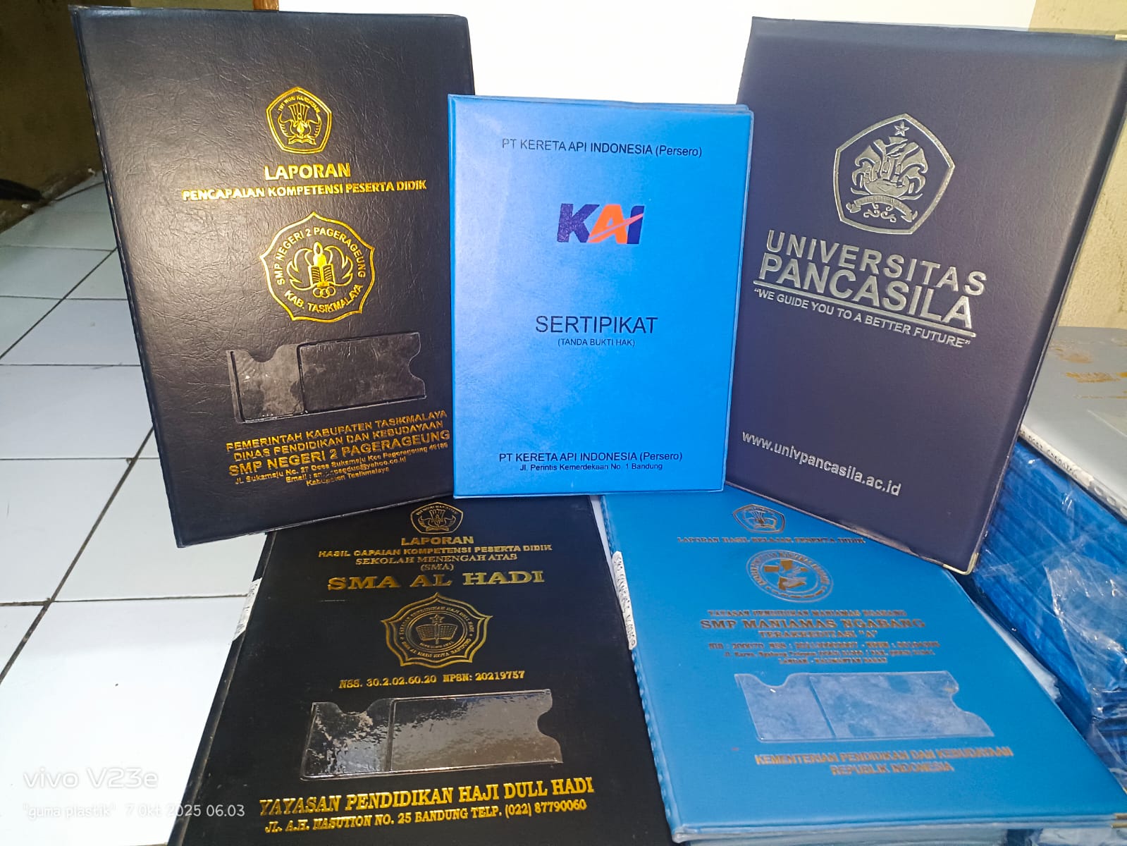 Perbedaan Map Raport Kulit Sintetis dan Hard Cover: Mana yang Lebih Tahan Lama?